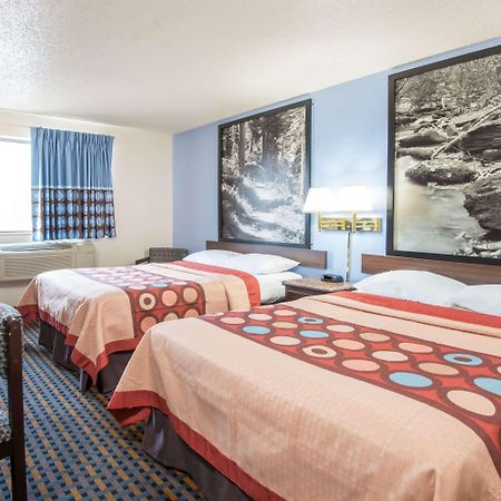 Super 8 By Wyndham New Castle Hotel Exterior foto